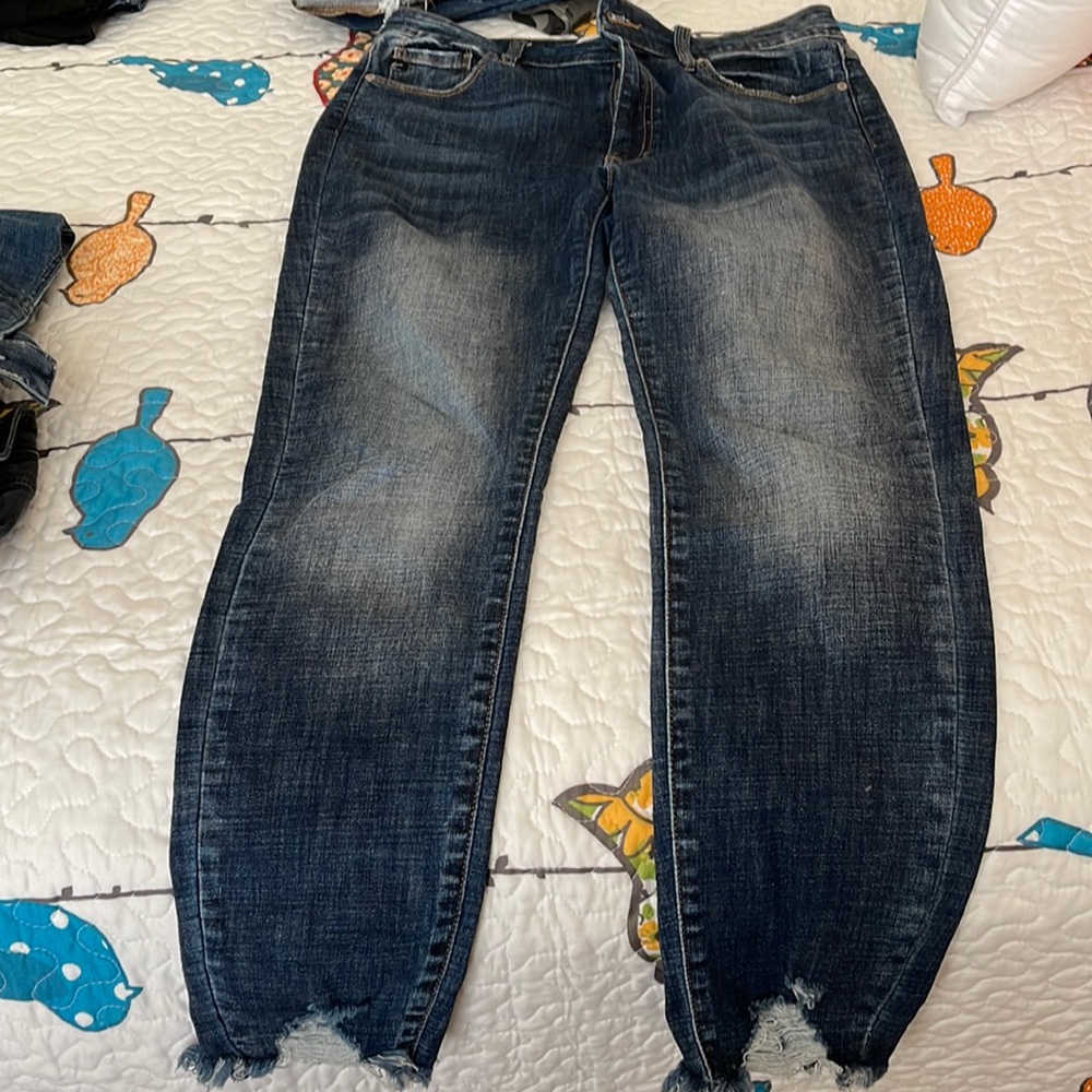 Kancan Jeans size 11/29 only distressed at the ankle